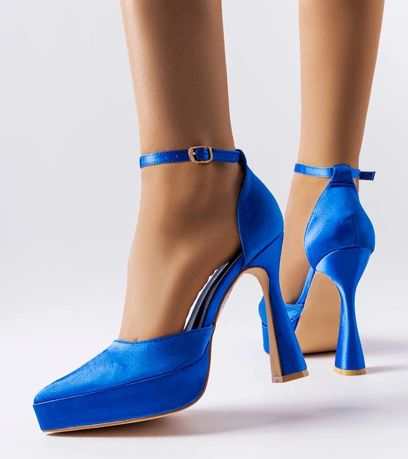 Niebieskie czółenka na wysokim słupku