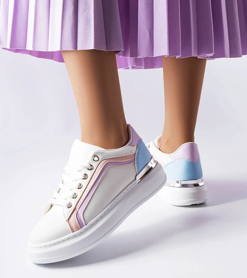 Białe sneakersy na grubszej podeszwie