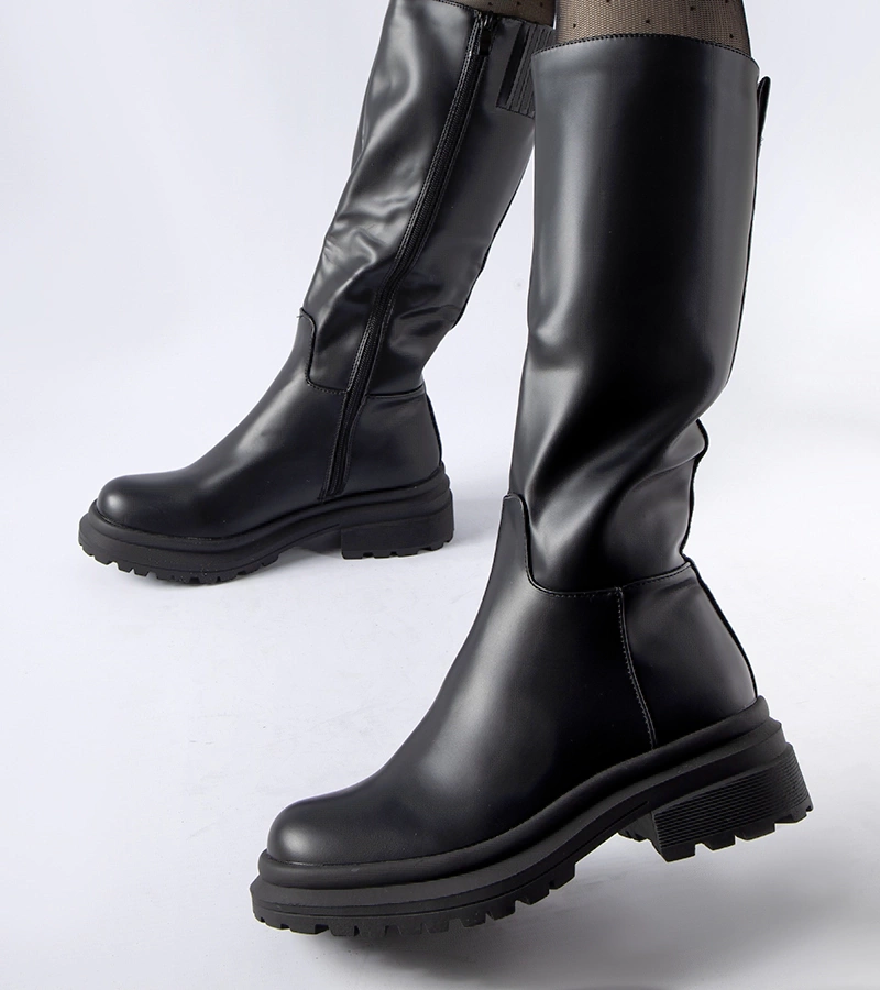 Czarne ocieplane gładkie kozaki