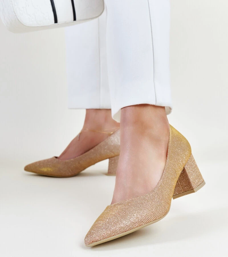 Różowe świecące czółenka na słupku