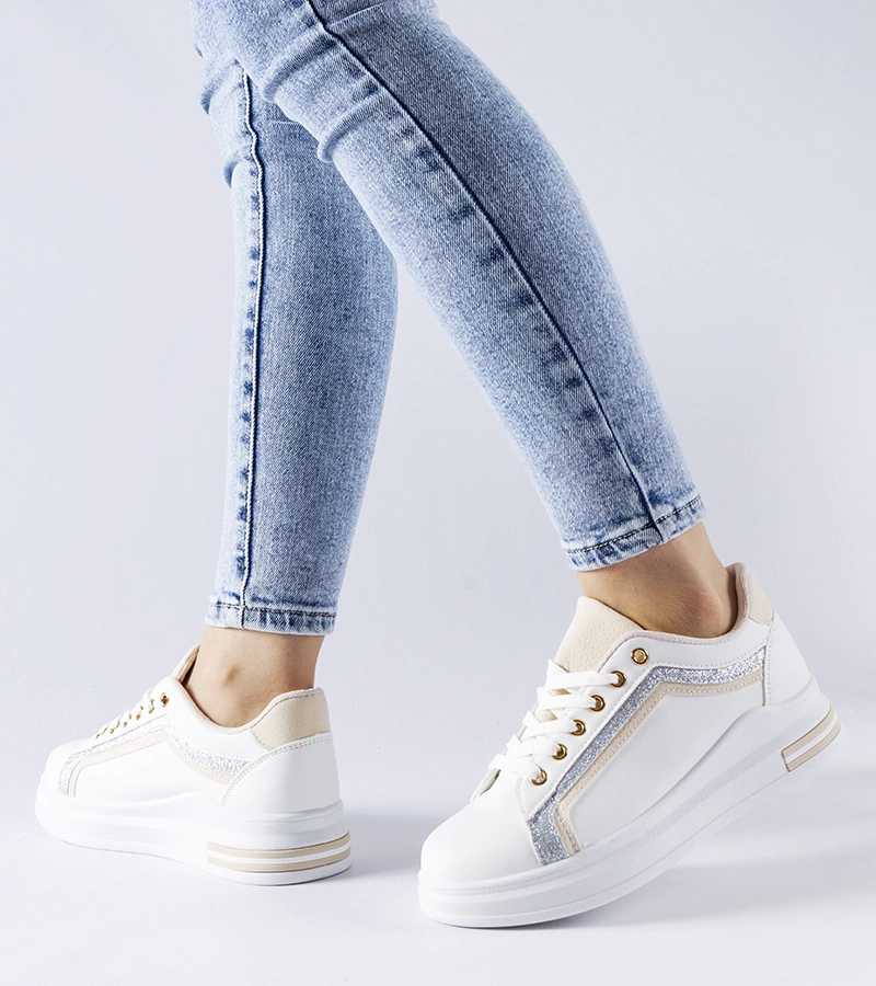 Białe sneakersy na platformie