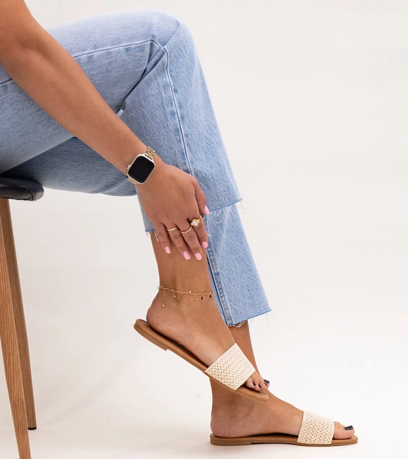 Jasnobeżowe haftowane klapki