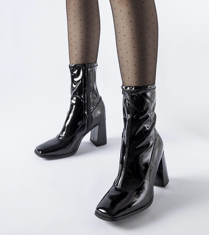 Czarne lakierowane botki na słupku