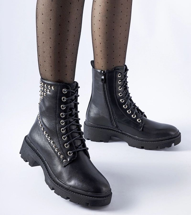 Czarne workery zdobione ćwiekami