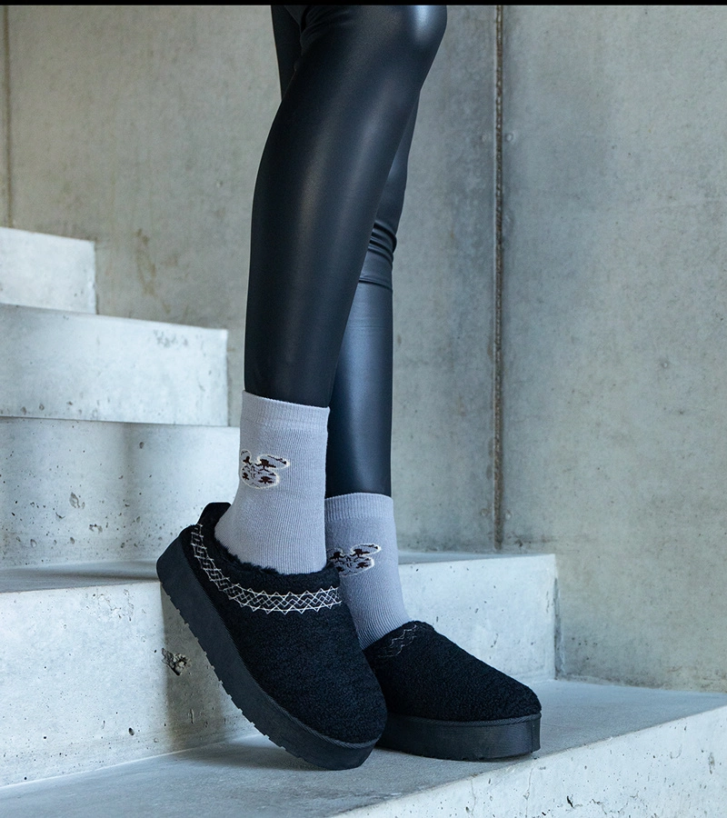 Czarne śniegowce na platformie z niską cholewką i haftowanym wzorem