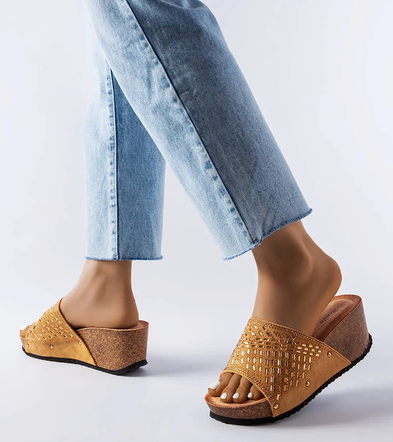 Ciemnobeżowe klapki na koturnie z cyrkoniami