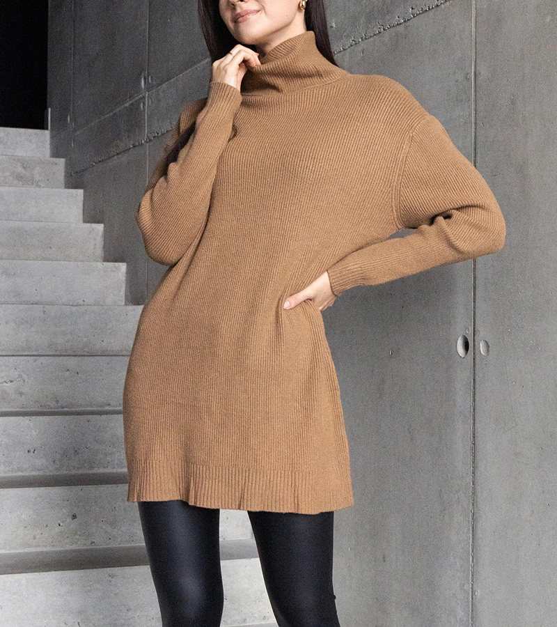 Długi brązowy miękki sweter z golfem