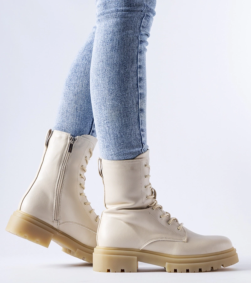 Beżowe płaskie trapery ocieplane