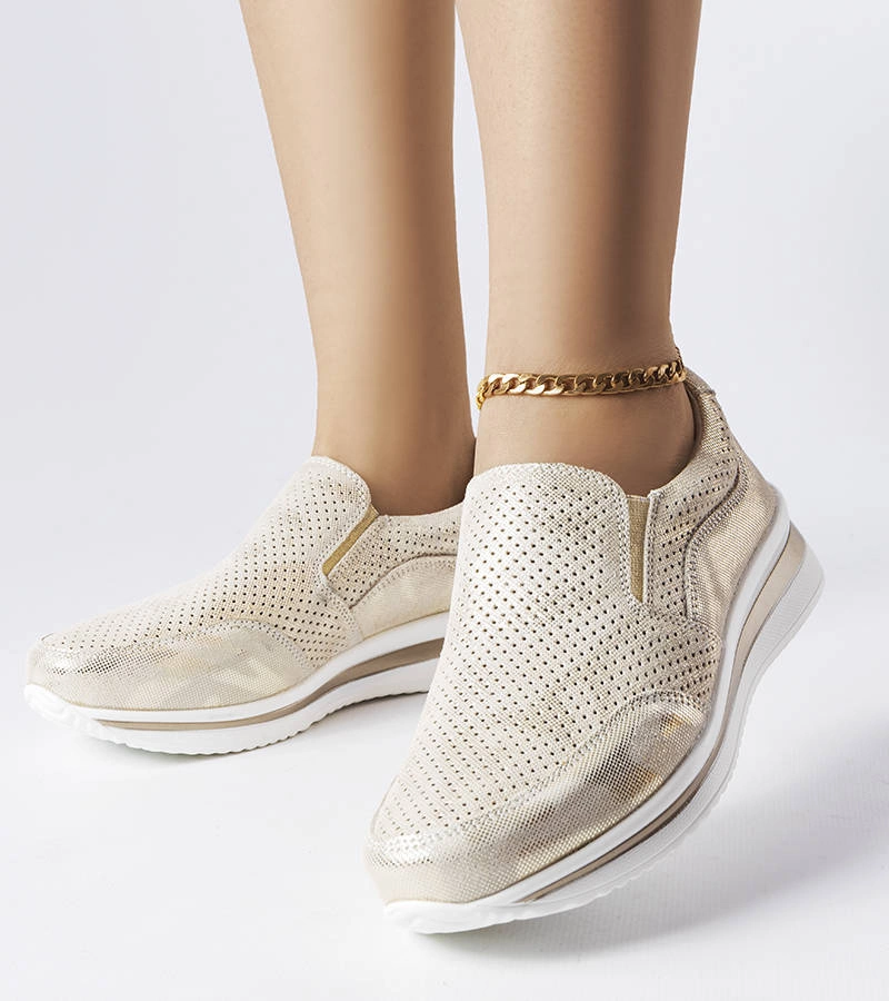 Złote wsuwane sneakersy na koturnie zdobione perforacją
