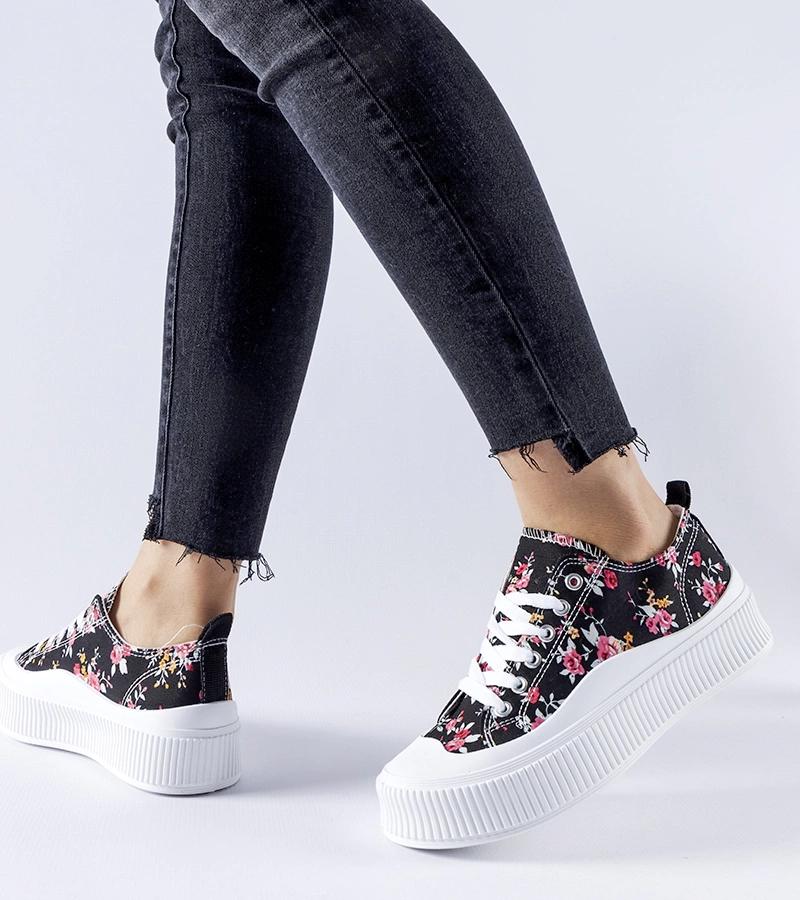 Czarne trampki w kwiaty