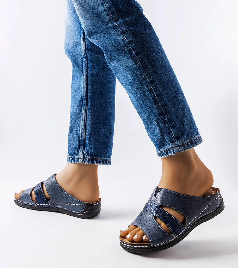 Niebieskie lekkie klapki na koturnie