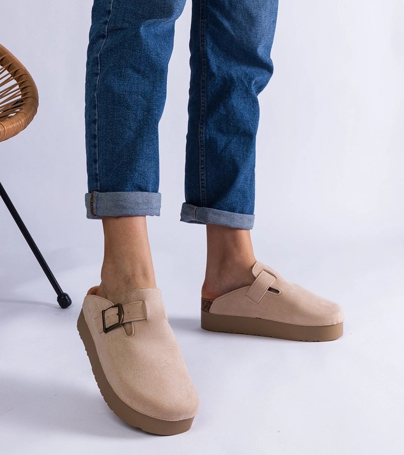 Hers klapki damskie beżowe na platformie z klamrą