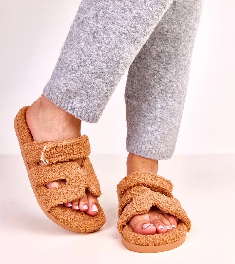 Hers Jasnobrązowe futrzane kapcie z otwartym przodem