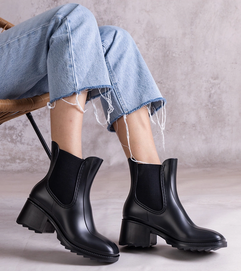 Czarne botki typu kalosze na słupku