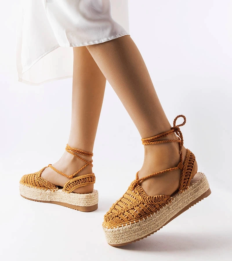 Camelowe wiązane espadryle