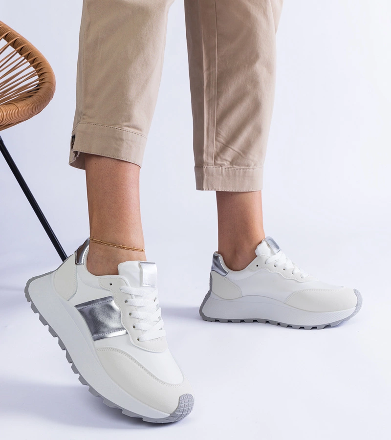 Białe sneakersy na platformie