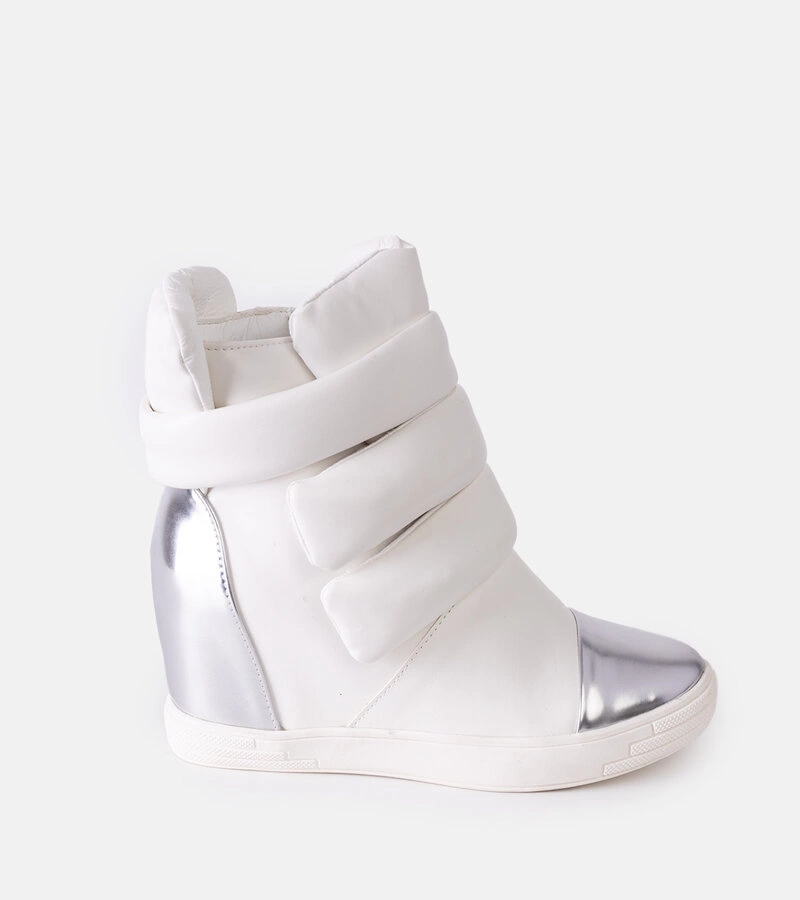 Białe botki na koturnie ocieplane