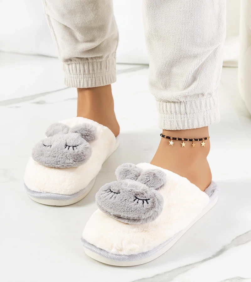 Szare puchate kapcie