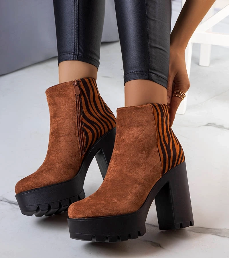 Brązowe botki na słupku