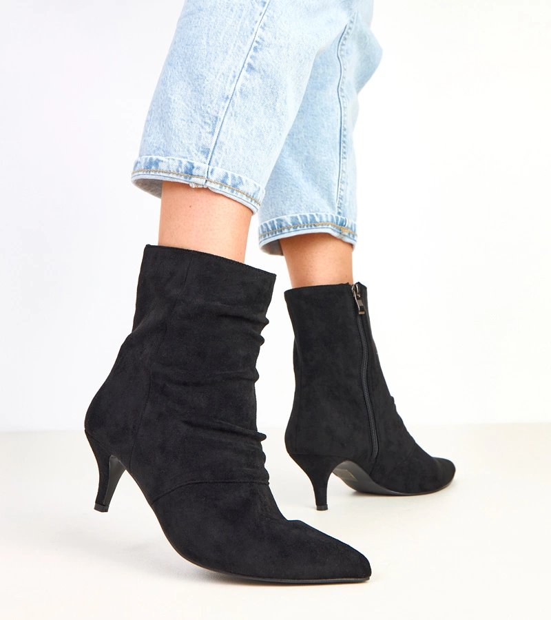 Hers Czarne botki na niskim słupku z marszczeniem