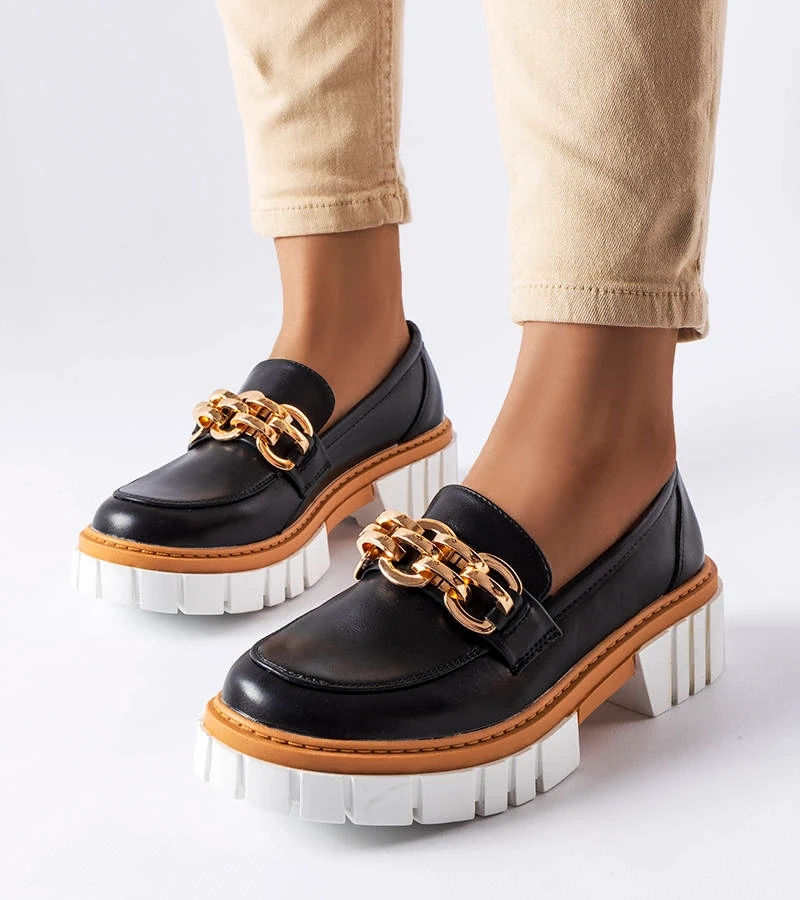 Czarne masywne półbuty zdobione łańcuchem