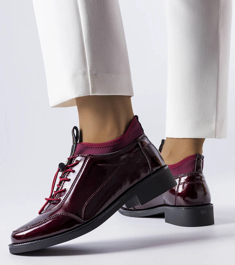 Bordowe półbuty lakierowane zdobione