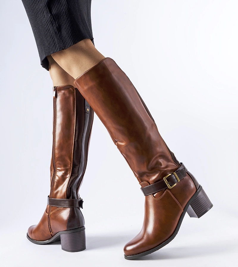 Brązowe kozaki z ozdobna sprzączką