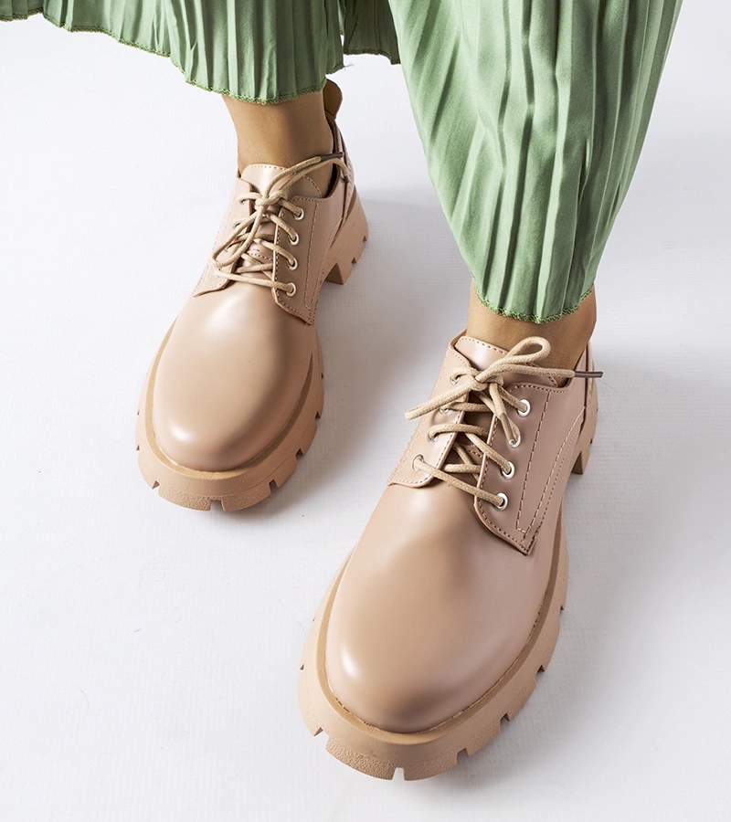 Beżowe półbuty o matowym wykończeniu