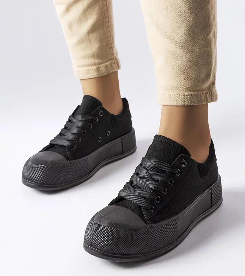 Czarne trampki na wysokiej podeszwie