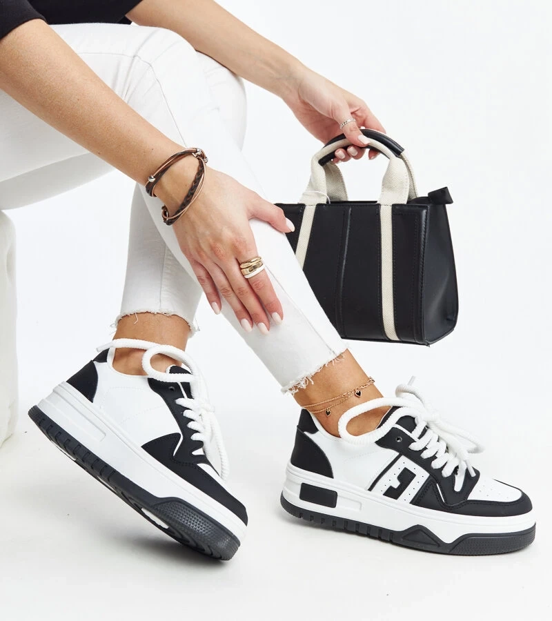 Czarno-białe sneakersy na grubej podeszwie