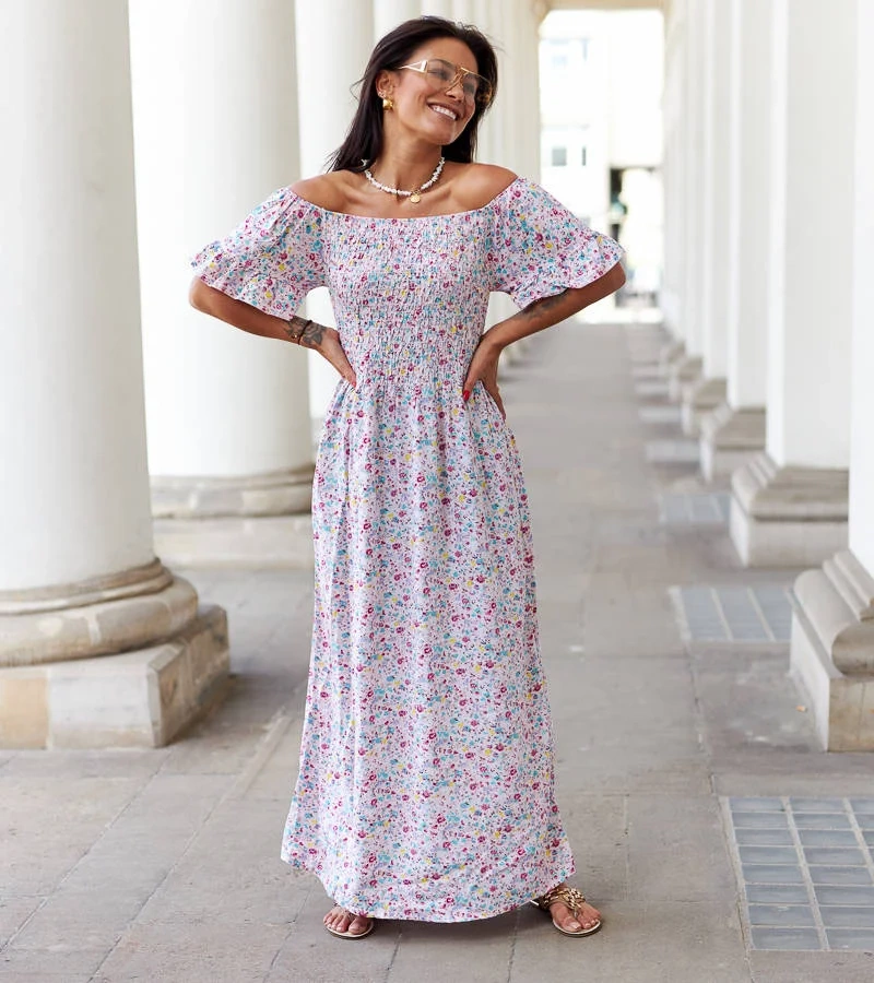 Różowa sukienka maxi w kwiaty