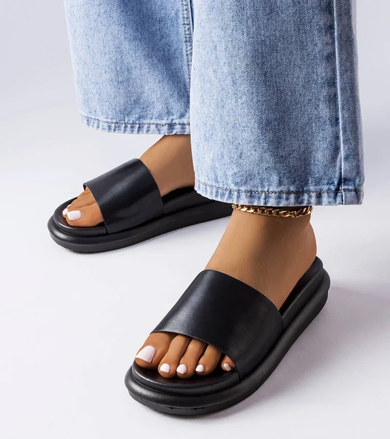 Czarne klapki na platformie