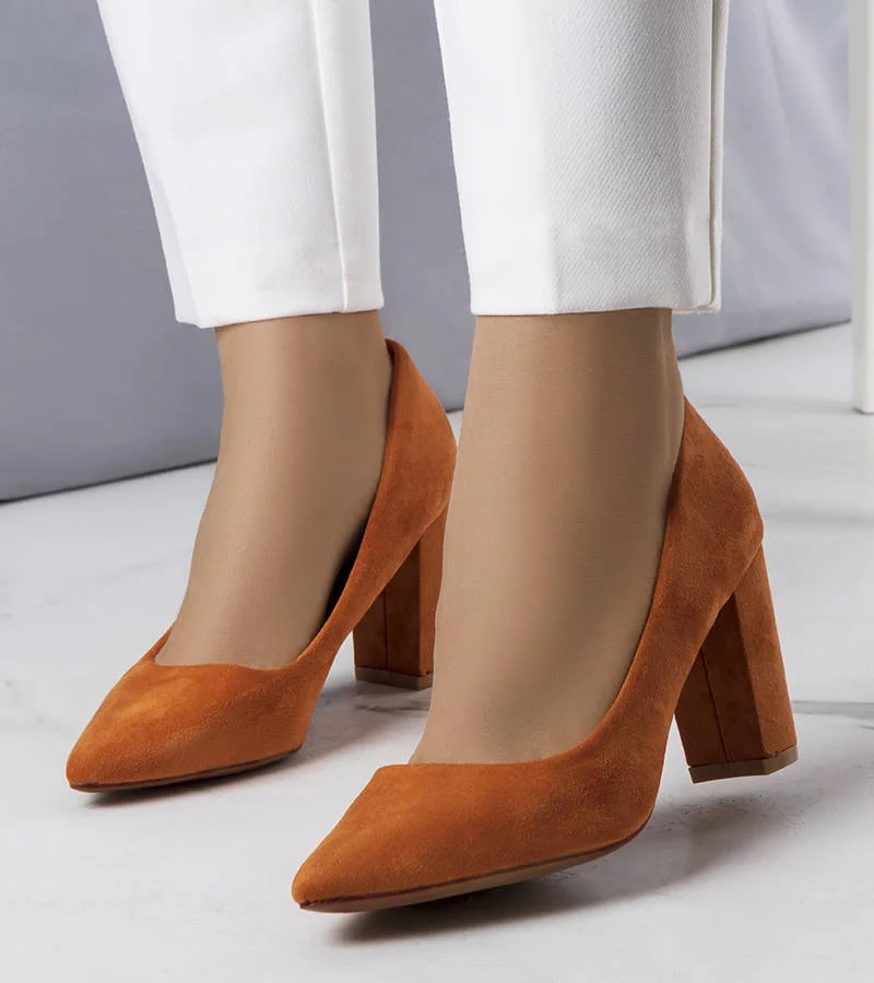 Brązowe czółenka na słupku