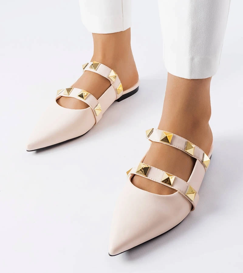 Beżowe klapki zdobione ćwiekami i szpiczastym noskiem