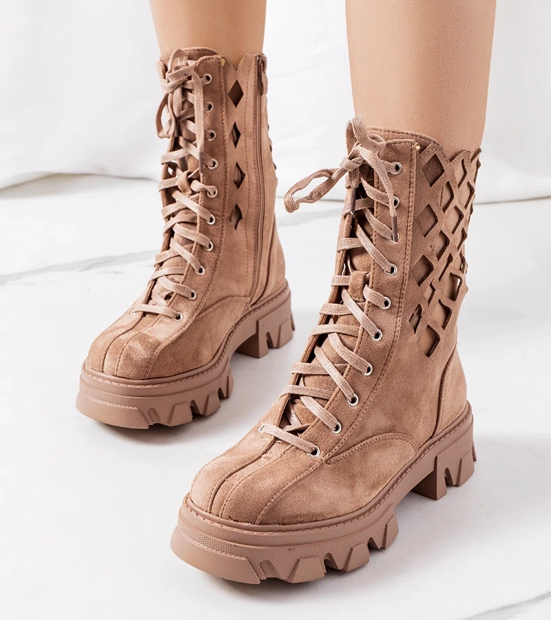 Brązowe botki ozdobione ażurowym wzorem