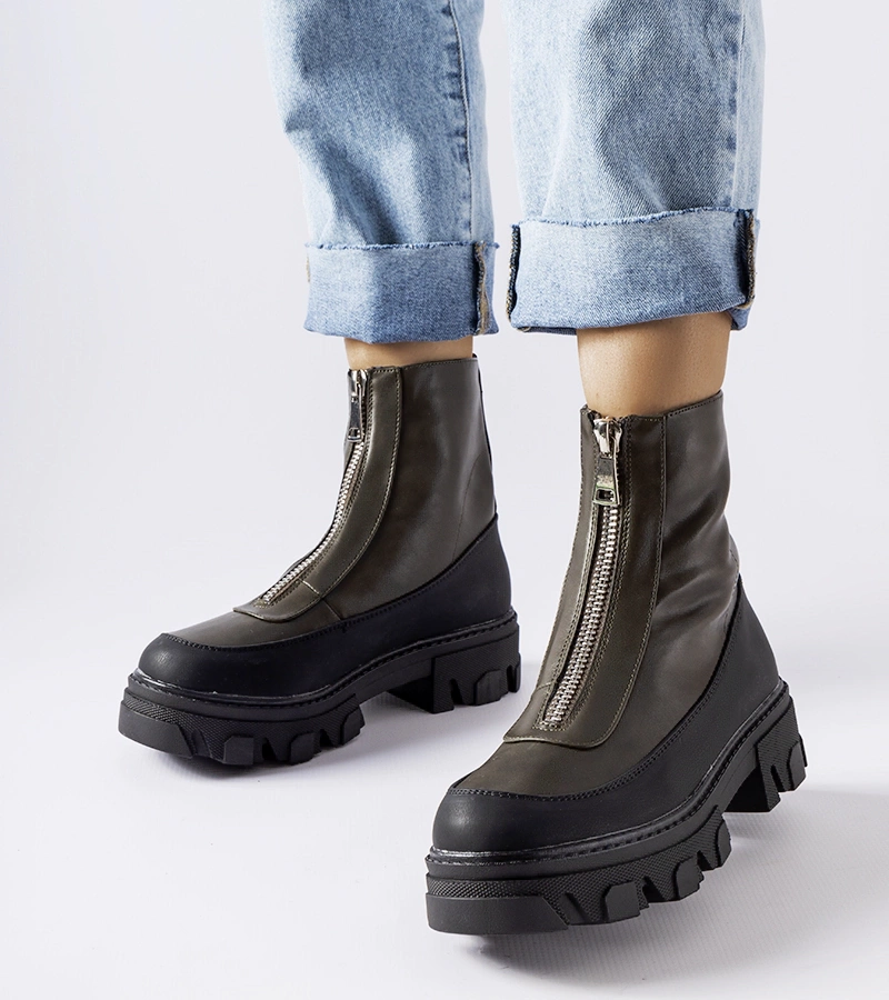 Ciemnozielone botki zdobione suwakiem