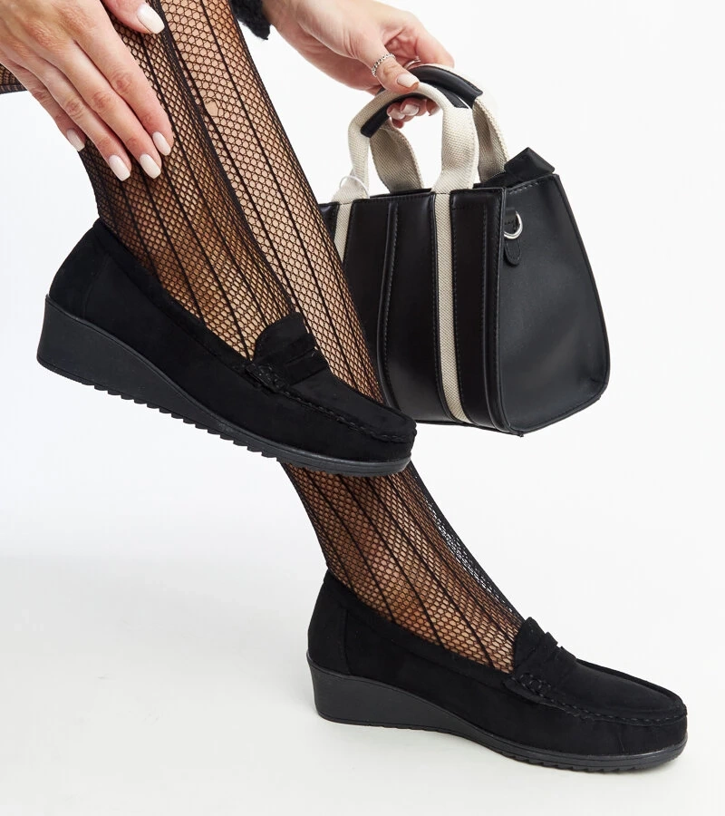 Czarne zamszowe mokasyny na koturnie