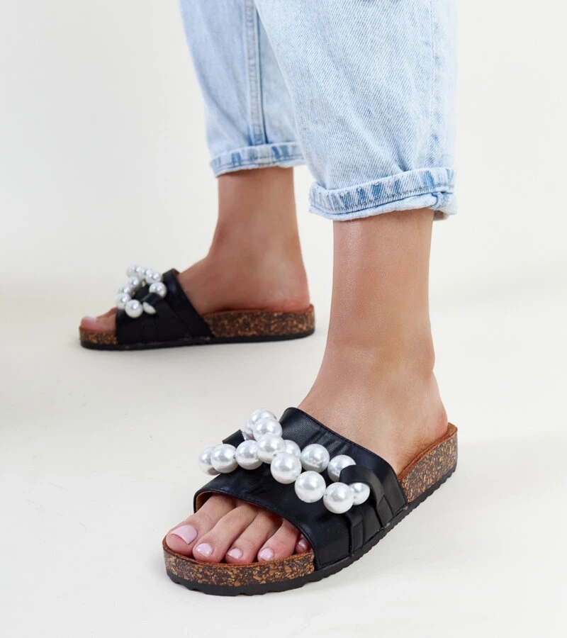 Czarne klapki na korkowej podeszwie z koralami