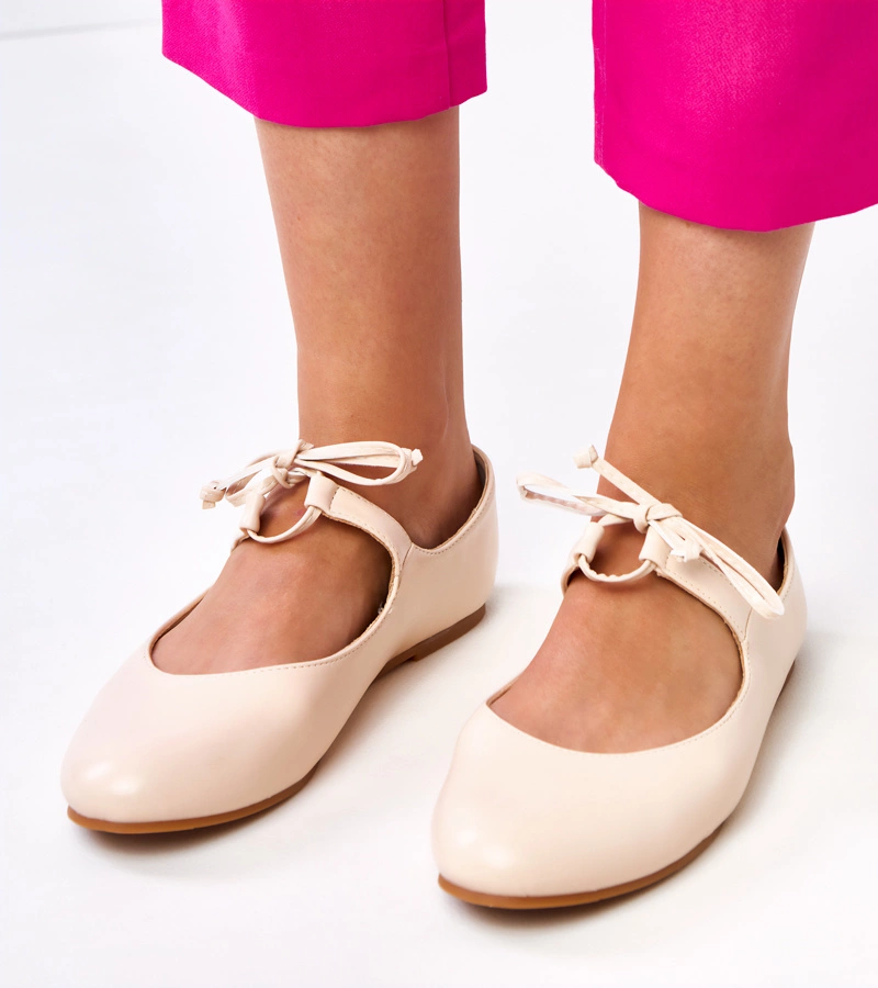 Hers Czarne balerinki z wiązaniem