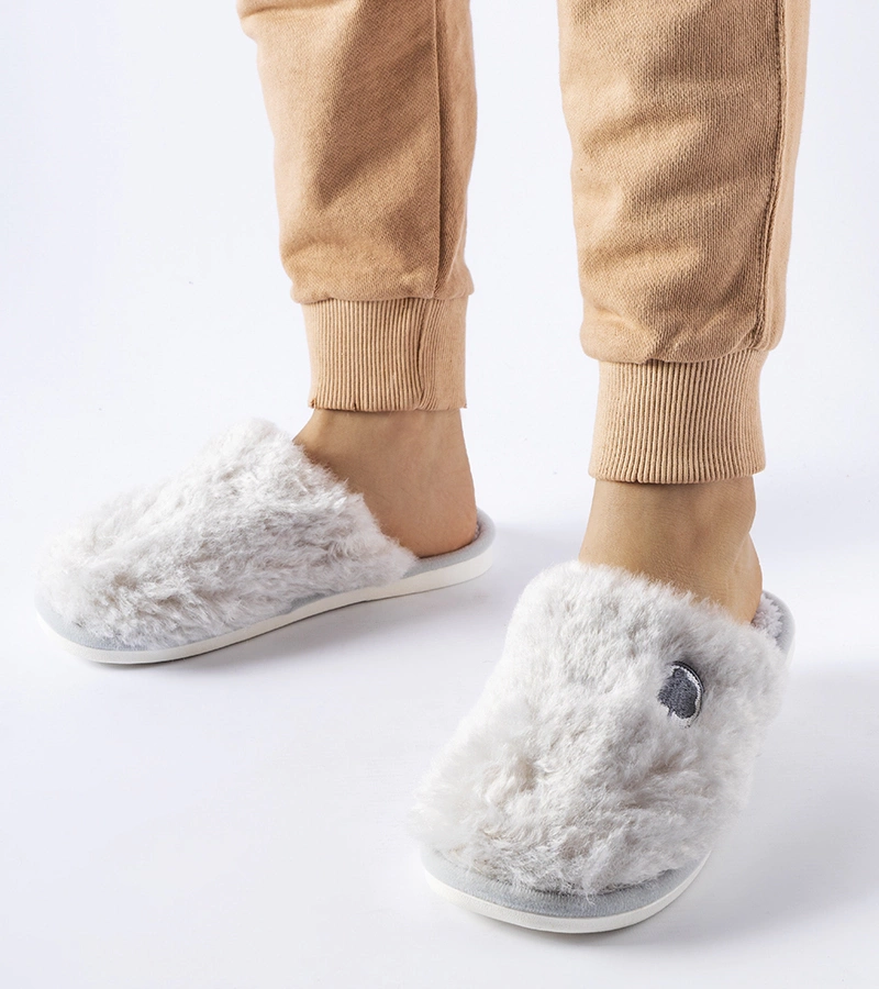 Szare ciepłe kapcie z naszywką