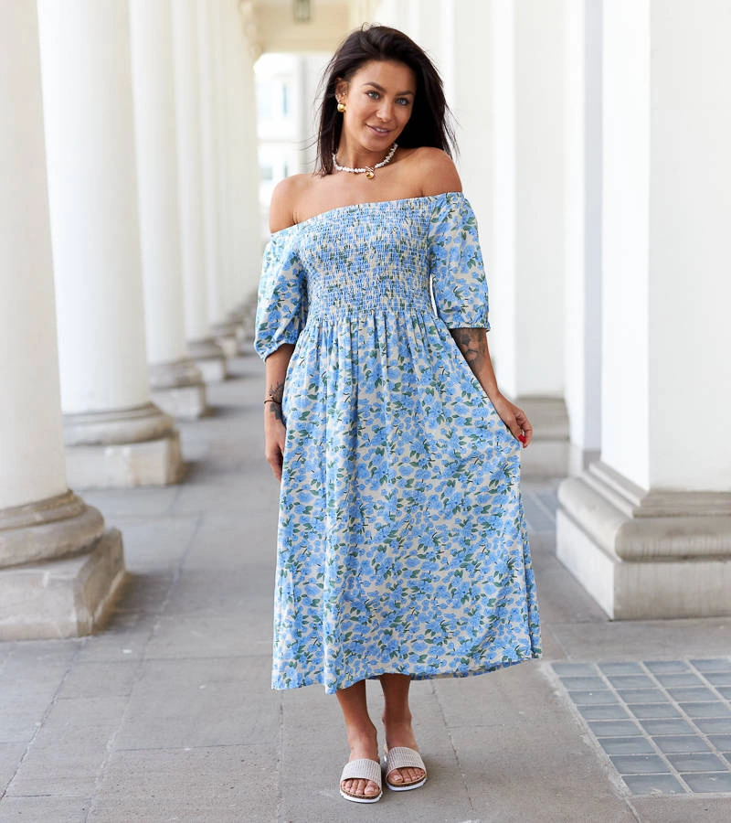 Niebieska sukienka midi w kwiaty