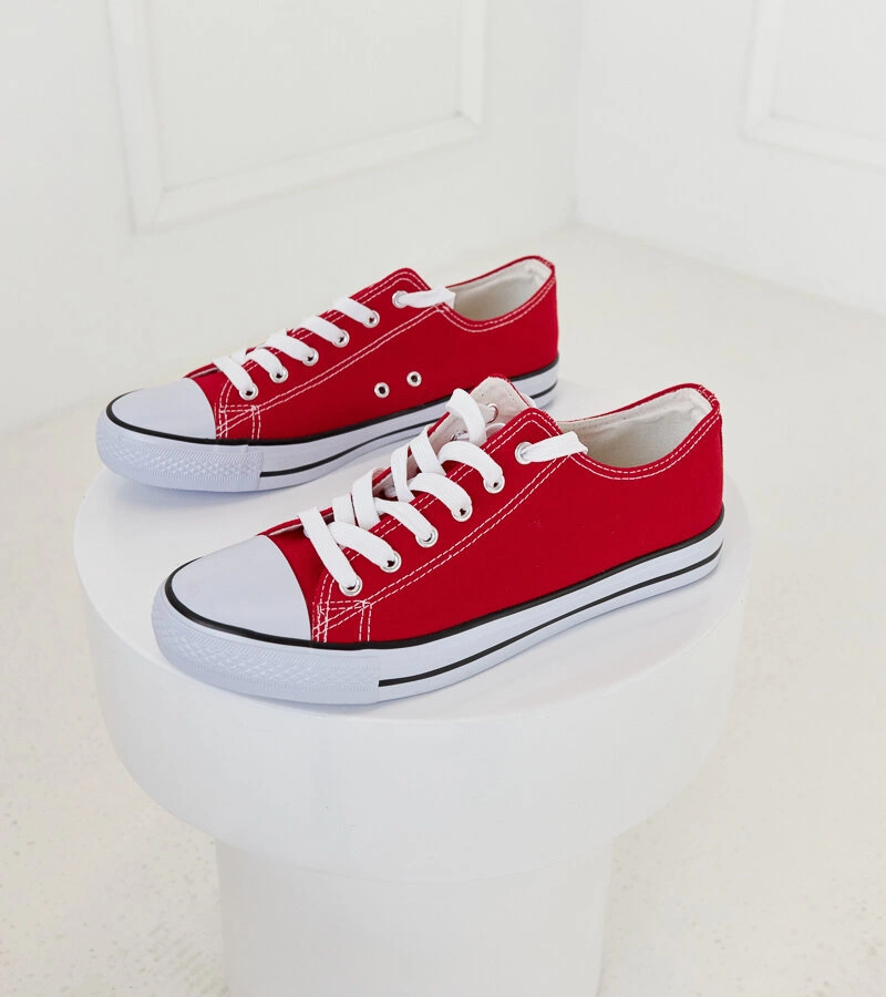 Czerwone materiałowe trampki