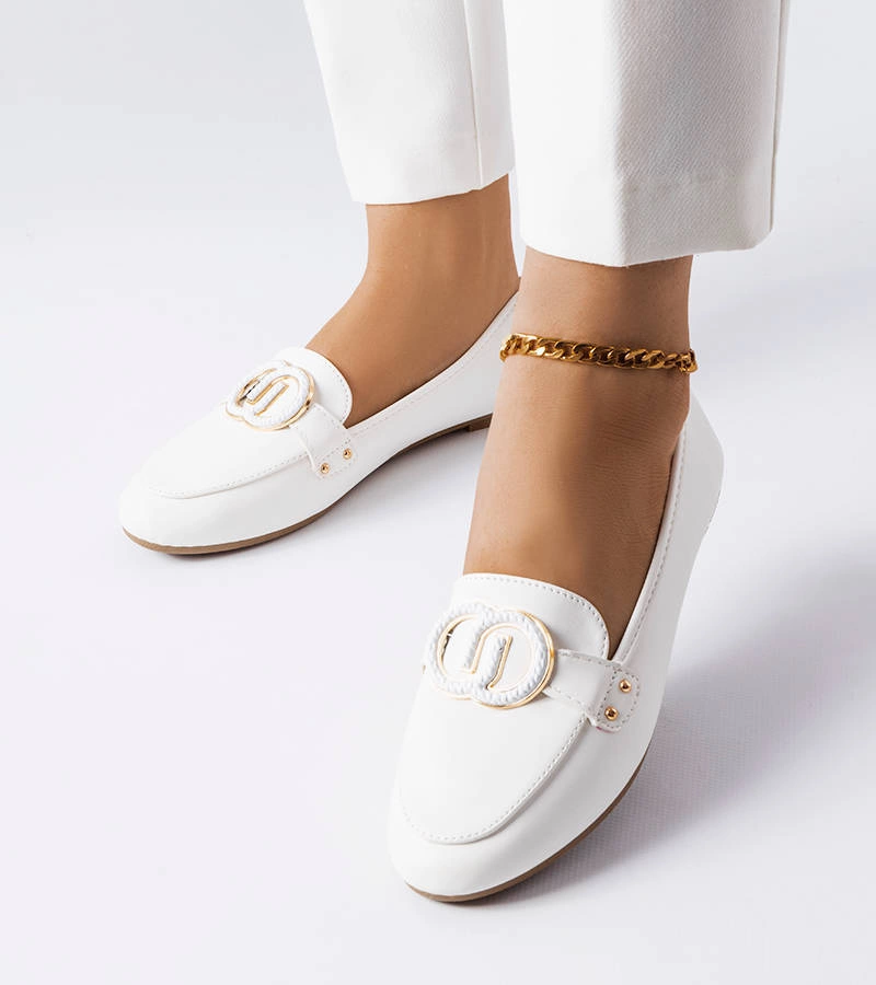Białe mokasyny z ozdobną klamrą