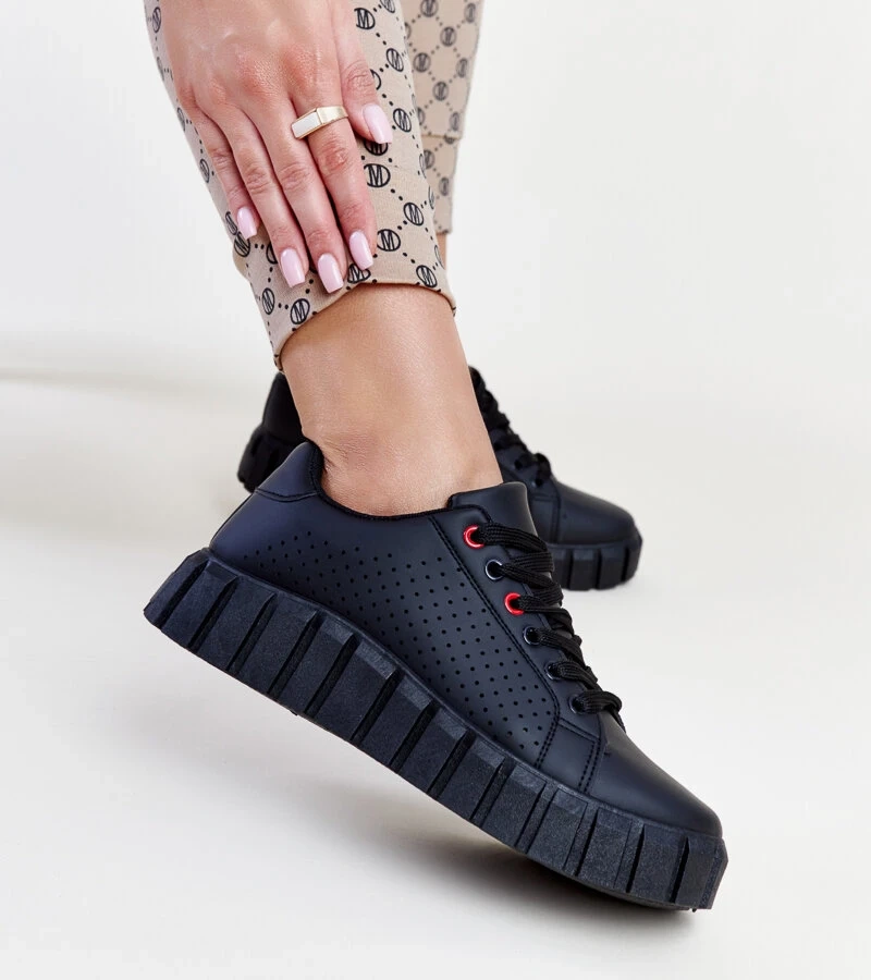 Czarne sneakersy na masywnej podeszwie