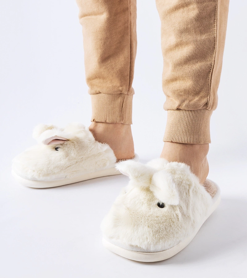 Białe ciepłe kapcie z uszami