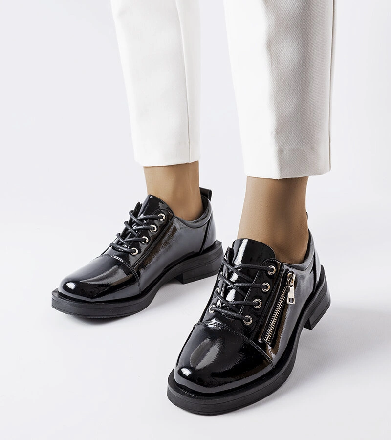 Lakierowane czarne półbuty