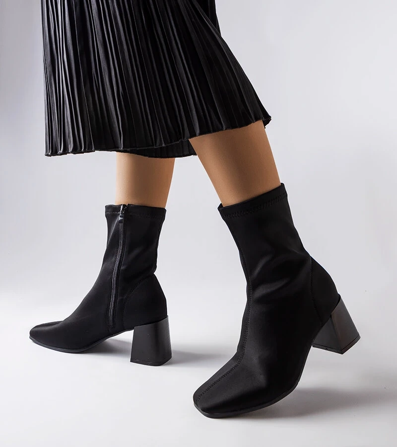 Czarne satynowe botki na słupku