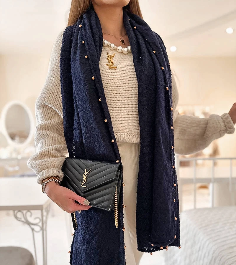 Granatowy szal ze złotymi koralikami