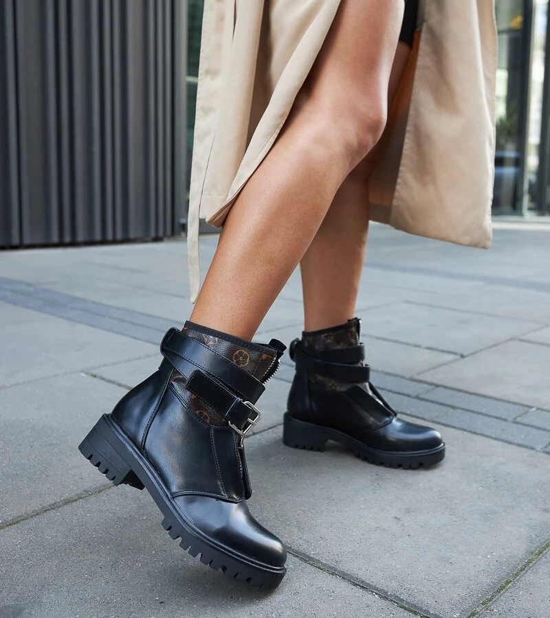 Czarne botki z ozdobnym paskiem