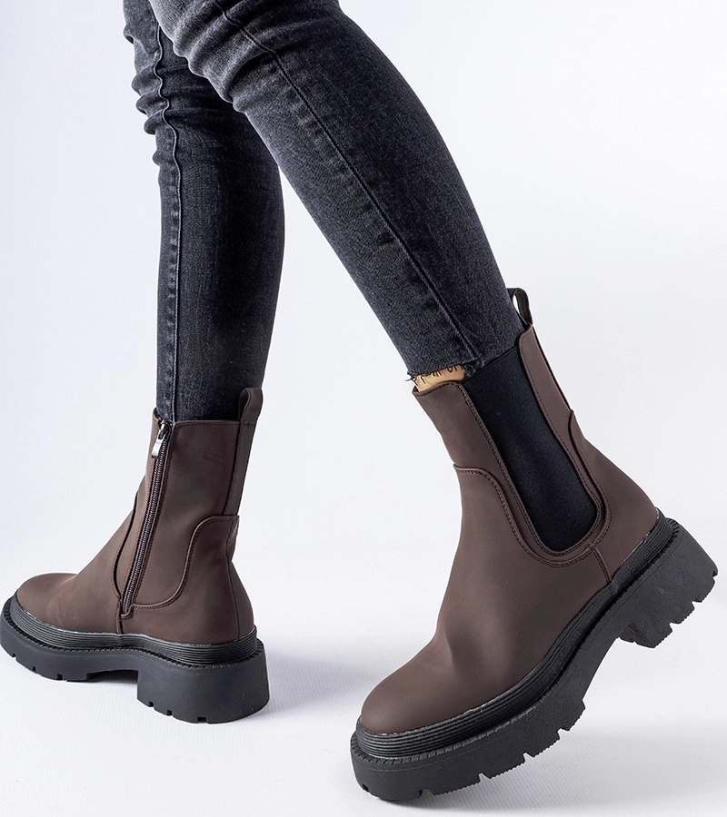 Brązowe masywne ocieplane botki